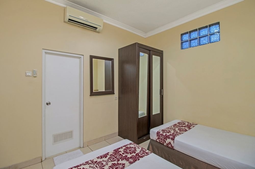 Reddoorz Plus @ Karet Setiabudi Giacarta Esterno foto