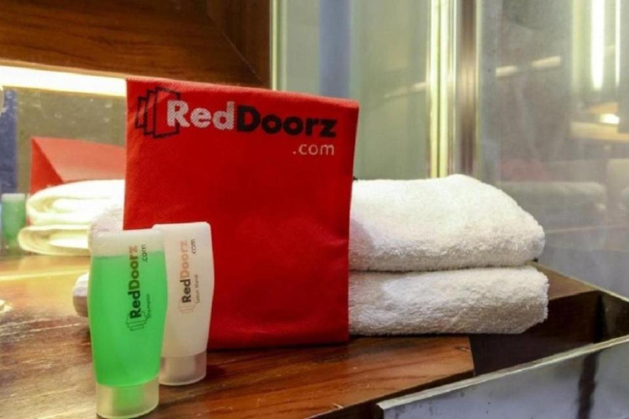 Reddoorz Plus @ Karet Setiabudi Giacarta Esterno foto